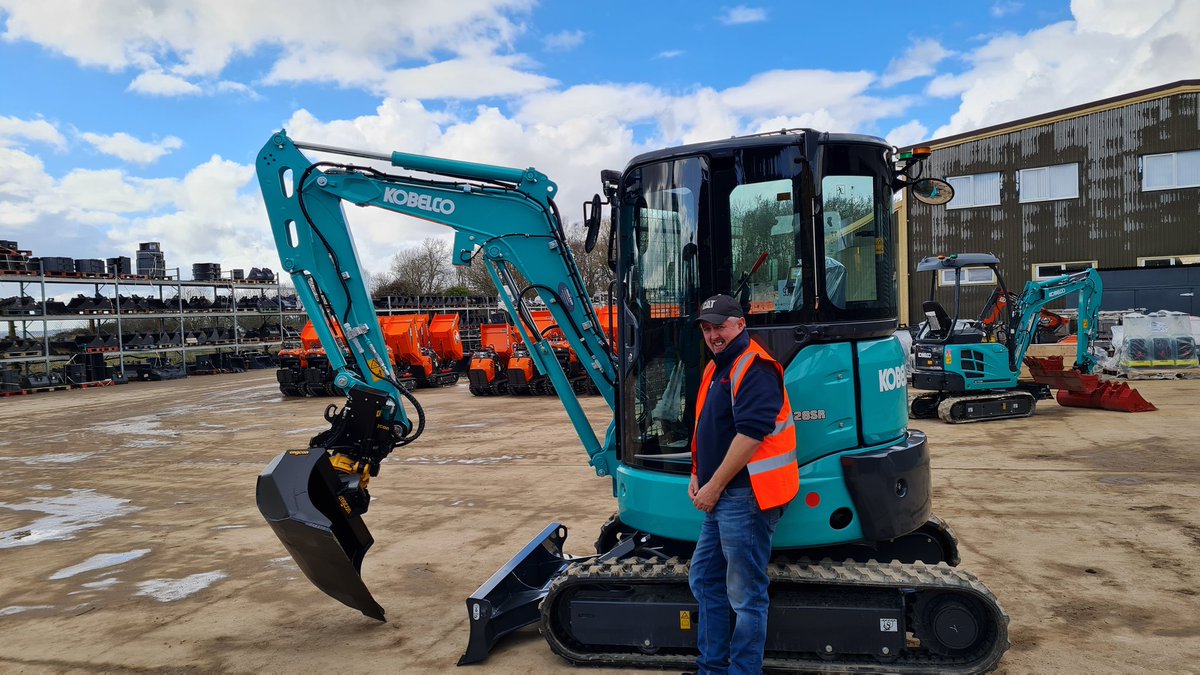A huge thank you to @nevdavies4 for his recent purchase of this EC204 tiltrotator for his new #Kobelco SK28. Supplied by @molsoncompact and fitted by our friends at @arbgear. Attachments to follow. Diolch yn fawr, Nev! Chwarae teg! 😎👍🏴󠁧󠁢󠁷󠁬󠁳󠁿 #Engcon #EC204 #Tiltrotator #DC2 #SK28
