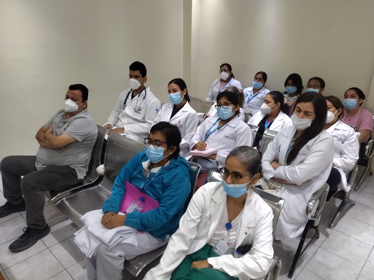 Salud_Guayas's tweet photo. Especialista en Medicina Interna👩🏻‍⚕️ del Hospital del Día #MarianaDeJesús🏥 realizó una capacitación sobre fiebre tifoidea al personal de @Salud_Ec de este nosocomio, con el fin de fortalecer los conocimientos para identificar a tiempo este tipo de enfermedades tropicales. https://t.co/ghn1CKmJWC