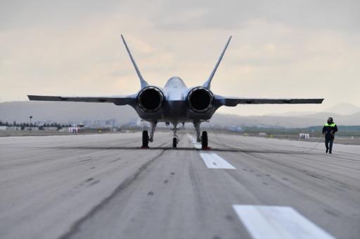 SavunmaSanayiST's tweet photo. Cumhurbaşkanlığı Savunma Sanayii Başkanı @IsmailDemirSSB: "Milli Muharip Uçak’ımızı 18 Mart’ta hangardan çıkaracağız demiştik.

Uçağımız bugün pistin başında!" https://t.co/Sg5qvPeliQ