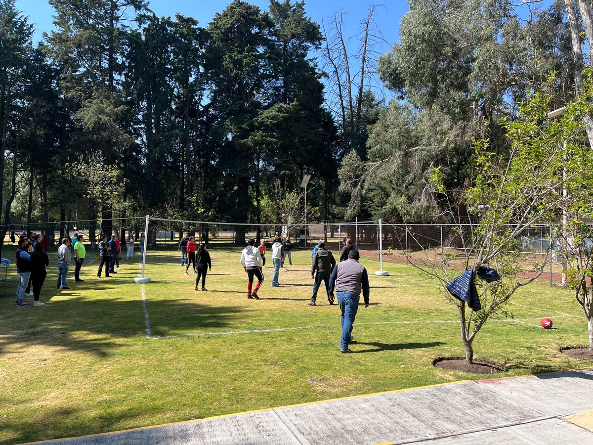 somoscecytem's tweet photo. Como estrategia de fortalecimiento a la parte integral del personal del CECyTEM, este viernes se llevo a cabo actividad física en las áreas verdes del Colegio, en donde se disfruto de la actividad de voleibol. ☺️🏐
#PROSABI https://t.co/krefTEybw1