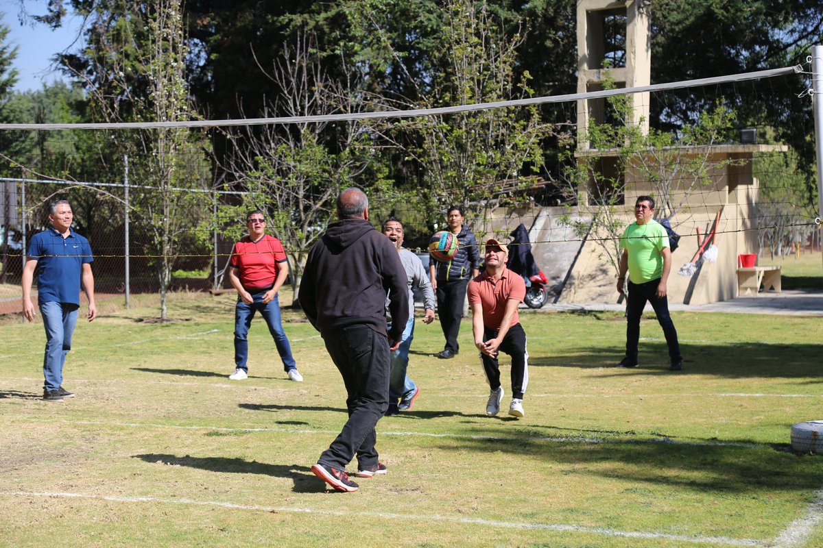 somoscecytem's tweet photo. Como estrategia de fortalecimiento a la parte integral del personal del CECyTEM, este viernes se llevo a cabo actividad física en las áreas verdes del Colegio, en donde se disfruto de la actividad de voleibol. ☺️🏐
#PROSABI https://t.co/krefTEybw1