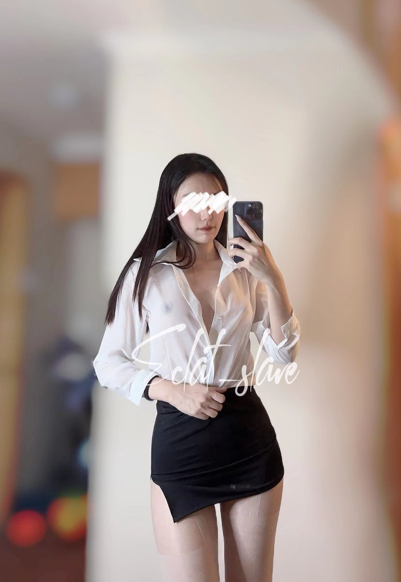 ［2张预览］
这样穿工装，是你的理想同事吗🥹

下周末跟主人去上海玩，不知道穿什么好，有什么又贵又骚的服装建议吗哈哈

麻烦大佬转发：
@0xnmhs
@Xzhibb
@jrnenxue
#Crypto嫩妹会所 https://t.co/hOSSV4XRpb