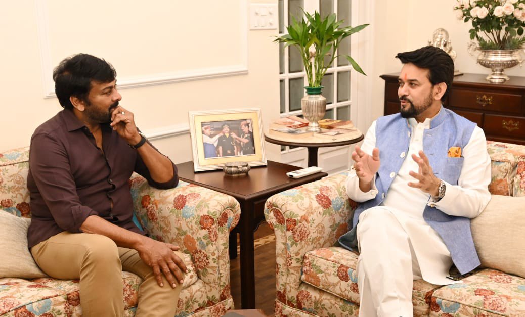 KChiruTweets's tweet photo. Thank you very much 
Sri @ianuragthakur for honoring me with the traditional Himachali Topi &amp; Shawl from your home state, on my visit to Delhi today! Delighted! 🙏🙏 https://t.co/g8BbtXkEQp
