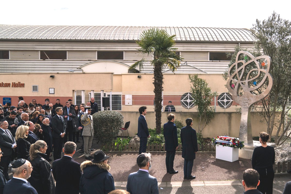 franceenisrael's tweet photo. Toulouse, il y a un an.

Le Président Emmanuel Macron et son homologue 🇮🇱 Isaac Herzog se recueillaient devant l’Arbre de vie de l’école Ohr Hatorah, en mémoire de Jonathan, Aryé et Gabriel #Sandler et de Myriam #Monsonego, assassinés parce que Juifs.

Ne les oublions pas. https://t.co/W233zdZA5a