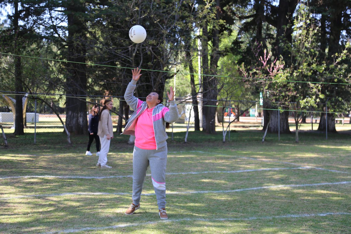 somoscecytem's tweet photo. Como estrategia de fortalecimiento a la parte integral del personal del CECyTEM, este viernes se llevo a cabo actividad física en las áreas verdes del Colegio, en donde se disfruto de la actividad de voleibol. ☺️🏐
#PROSABI https://t.co/krefTEybw1