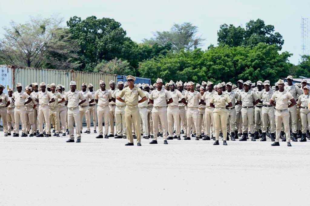 DrArielHenry's tweet photo. Ofisye, souzofisye, sòlda, èske nou pare pou nou met men nan batay sa a kont ensekirite ?

Èske nou pare pou nou travay lamen dan lamen ak fòs polis yo nan batay kont ensekirite a ? 

Èske nou pare pou nou sèvi peyi nou pandan n ap respekte dwa tout moun ?

#Ayiti https://t.co/JOpyrumz9E