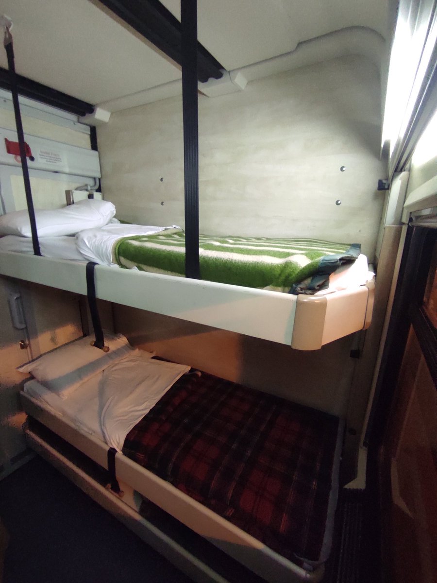 CheminTraverses's tweet photo. Petit #roomtour de la cabine 👀
Confortable et fonctionnelle 🥰
En revanche, aucune vente de nourriture à bord ! Et mieux vaut s'organiser vraiment à l'avance : les quelques boutiques de la gare ne prennent que le cash, à savoir le Lev bulgare 💰 https://t.co/Q3Y7MvAn3R