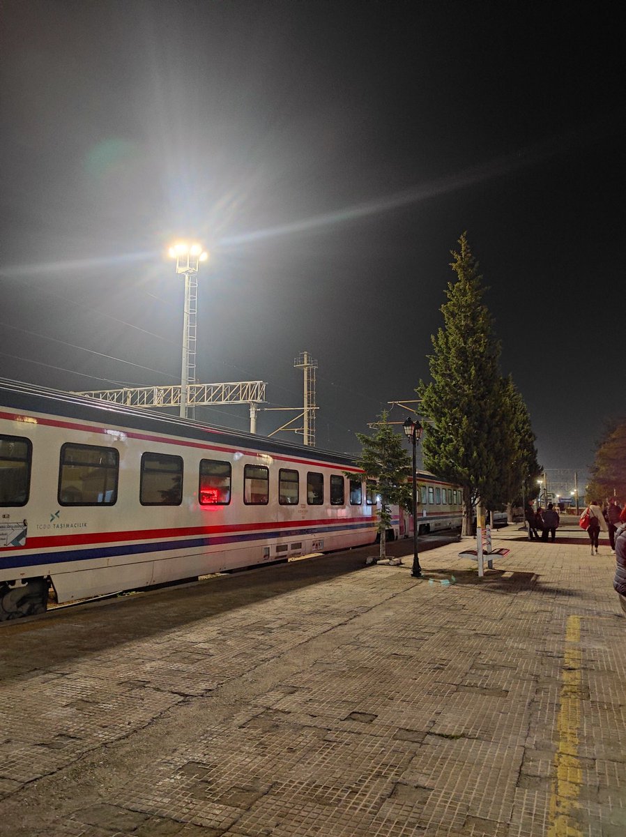 CheminTraverses's tweet photo. Mais la nuit sera de bien courte durée 😶
Le passage de la frontière est interminable. À 2 reprises, tout le monde doit descendre du train pour passer les douanes Bulgares puis Turques, pendant que le train est inspecté. On change également de loc 🚆
On arrivera à 5h30 à Istanbul https://t.co/9UhkDjIKgB