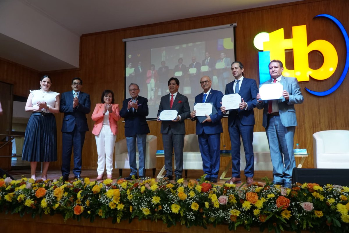 Caces_Ec's tweet photo. ☑️En este momento, el #CACES entrega las resoluciones para facultar la oferta de maestrías tecnológicas al IST Universitario Bolivariano, al IST Universitario Rumiñahui, al IST Universitario Oriente y al IST Universitario Espíritu Santo. 

¡Felicitaciones! https://t.co/s4wtpTjMMG
