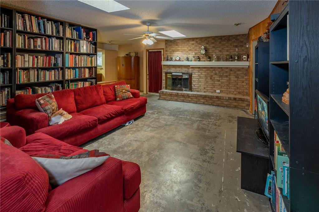 FrecciaGroup's tweet photo. After ...and BEFORE! Swipe --->

This is a classic case of opening walls and adding windows! 😍 

#homeremodel #homerenovation #atx #78723 #beforeandafter https://t.co/7mM4fzl7K0