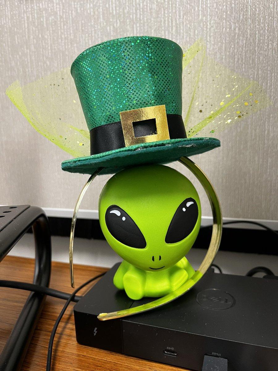 milkjugalien's tweet photo. I hope everyone’s #StPatricksDay2023 is out of this world!! ☘️🌈☘️ https://t.co/Gmulws1Kss