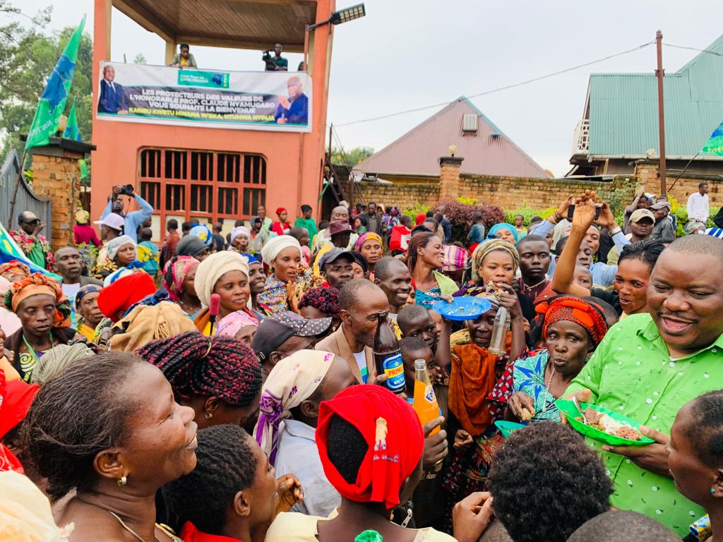 ClaudeNyamugabo's tweet photo. Proximité avec ma base de Kabare. 
Après Mudaka et Bushumba,  merci à Mumosho et Mudusa car la pluie n'a pas été un empêchement pour prêcher l'enrôlement massif et le second mandat du Président Félix TSHISEKEDI. https://t.co/I32DVCe3o0