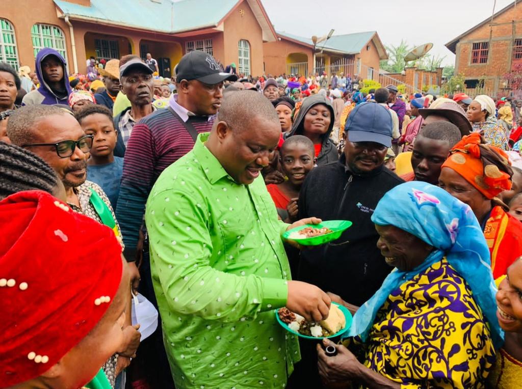ClaudeNyamugabo's tweet photo. Proximité avec ma base de Kabare. 
Après Mudaka et Bushumba,  merci à Mumosho et Mudusa car la pluie n'a pas été un empêchement pour prêcher l'enrôlement massif et le second mandat du Président Félix TSHISEKEDI. https://t.co/I32DVCe3o0