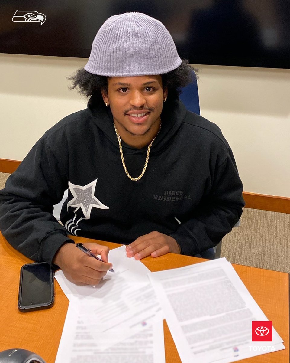 Seahawks's tweet photo. Ready to go!

#GoHawks x @Toyota https://t.co/o2xOq8XtBi