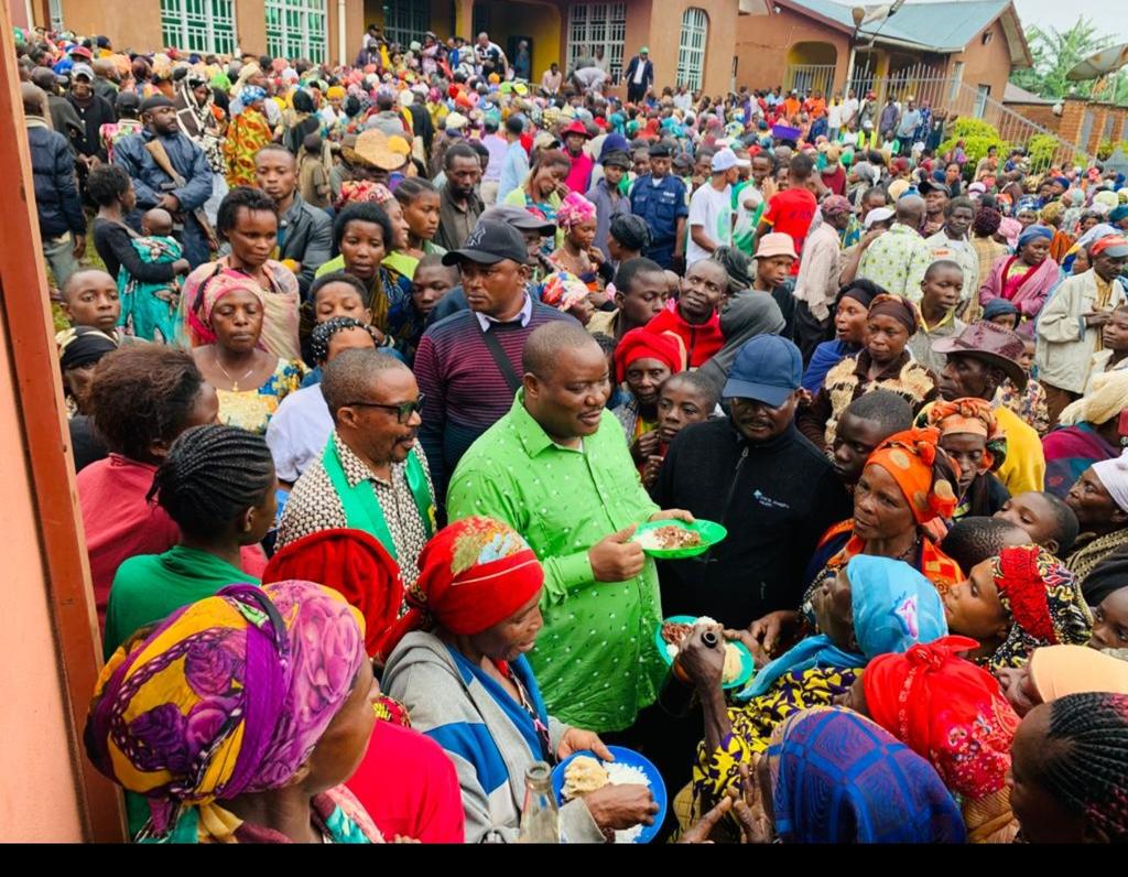 ClaudeNyamugabo's tweet photo. Proximité avec ma base de Kabare. 
Après Mudaka et Bushumba,  merci à Mumosho et Mudusa car la pluie n'a pas été un empêchement pour prêcher l'enrôlement massif et le second mandat du Président Félix TSHISEKEDI. https://t.co/I32DVCe3o0