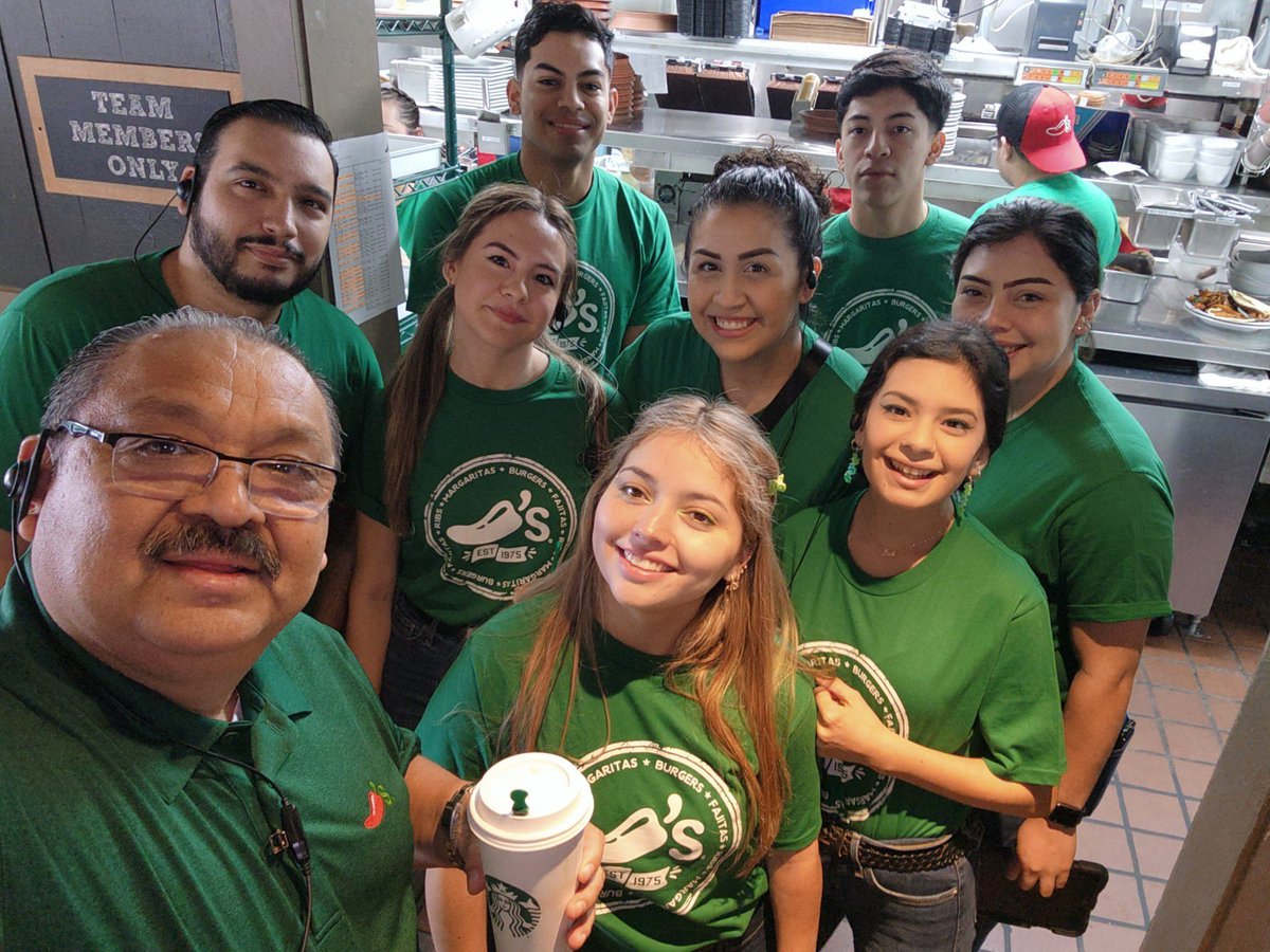 f_r_y_d_a's tweet photo. From our Chili Family to Yours!!
Happy St. Patrick’s Day!! 💚🤍
#0627 #HiWelcometoChilis #ChiliBrownsville #ChilisLove https://t.co/5Fi2ycrbfq
