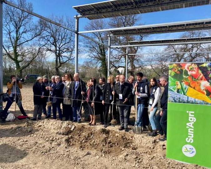 ViolaineRicharP's tweet photo. 🍒 Inauguration avec @BOUYACJackie au Campus Provence Ventoux de la parcelle des cerisiers sous ombrières @Sun__Agri 
🌱 @MaRegionSud soutient les initiatives #agrivoltaïsme et les lycées agricoles accompagnent à la prise en main des innovations favorisant les emplois d’avenir 👏 https://t.co/xW6M4QoIuU