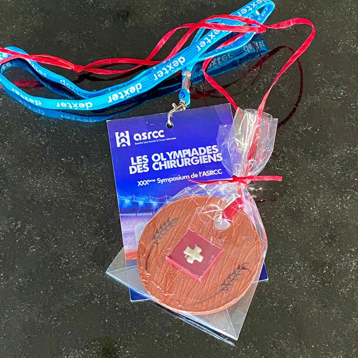 The Department of Surgery of the University Hospitals of Geneva congratulates its team for winning the third prize at the 30th Symposium of the ASRCC, and Dr Windisch for winning the first prize at the flash sessions!
We bet the chocolate medals won’t last long