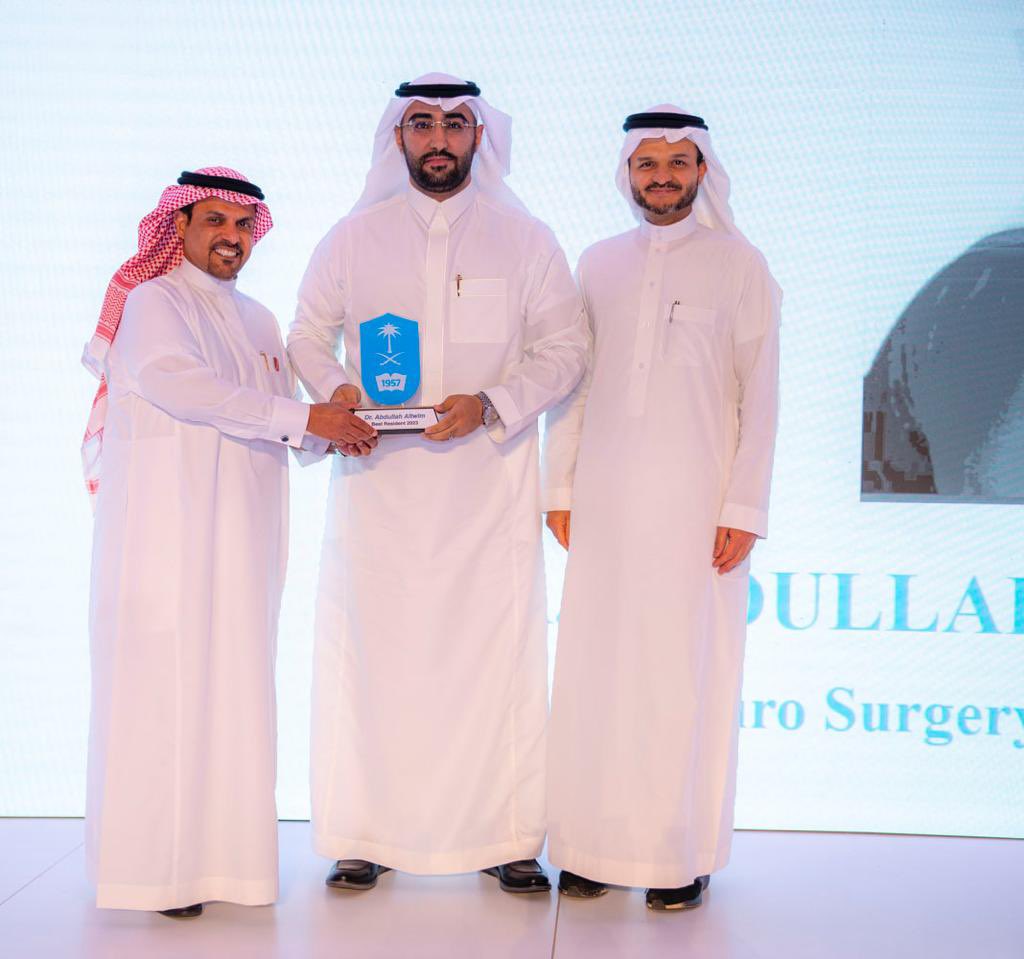 Abdulaltowim's tweet photo. بفضل الله و توفيقه، تم تكريمي من قسم الجراحة في جامعة الملك سعود كأفضل طبيب مقيم في جراحة المخ والاعصاب والعمود الفقري.

أوجه الامتنان و كُل الشكر لأساتذتي الافاضل على الدعم الكبير و التشجيع المستمر:
@Falmotairi0 
@amroalhabib
@AbdulrazagAjlan 
@showog00 
@AALDAKKAN 
@smfwat https://t.co/E8QyPi7ZXk
