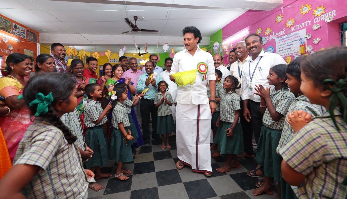 Anbil_Mahesh's tweet photo. ஆம்பூர் பெத்லஹேம் நகராட்சி நடுநிலைப் பள்ளியில் மொழியியல் ஆய்வகத்தை திறந்து வைத்து, மாணவர்களோடு எண்ணும் எழுத்தும் கொண்டாடத்தில் கலந்து கொண்டோம். https://t.co/qUgPDQG03V