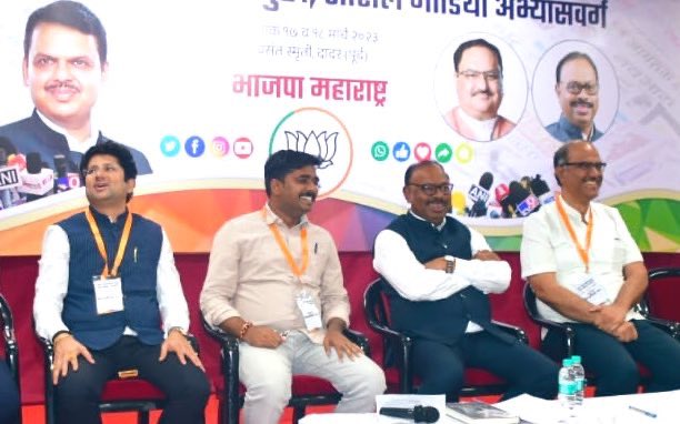 NavnathBanBJP's tweet photo. आज @BJP4Maharashtra प्रवक्ता, सोशल मीडिया, प्रसिध्दी प्रमुख यांच्या अभ्यासवर्ग आज संपन्न झाला. प्रदेशाध्यक्ष @cbawankule जी, @vishwasvpathak जी @keshavupadhye जी @shweta_shalini जी @ajitchavanbjp जी @PrakashGade13 जी यांची विशेष उपस्थिती होती. https://t.co/IJBuTIrBex