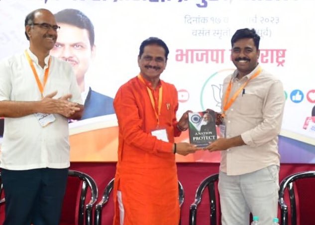 NavnathBanBJP's tweet photo. आज @BJP4Maharashtra प्रवक्ता, सोशल मीडिया, प्रसिध्दी प्रमुख यांच्या अभ्यासवर्ग आज संपन्न झाला. प्रदेशाध्यक्ष @cbawankule जी, @vishwasvpathak जी @keshavupadhye जी @shweta_shalini जी @ajitchavanbjp जी @PrakashGade13 जी यांची विशेष उपस्थिती होती. https://t.co/IJBuTIrBex