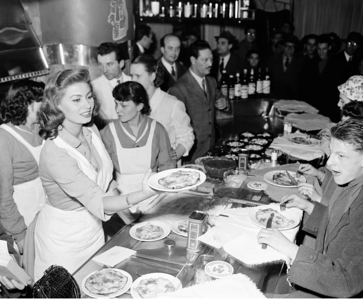 davidfrum's tweet photo. Excuse me, there is no valid debate on this point. I have Sophia Loren right here, serving pizza to Neapolitans eating it with knives and forks. https://t.co/Vz294mNGNC