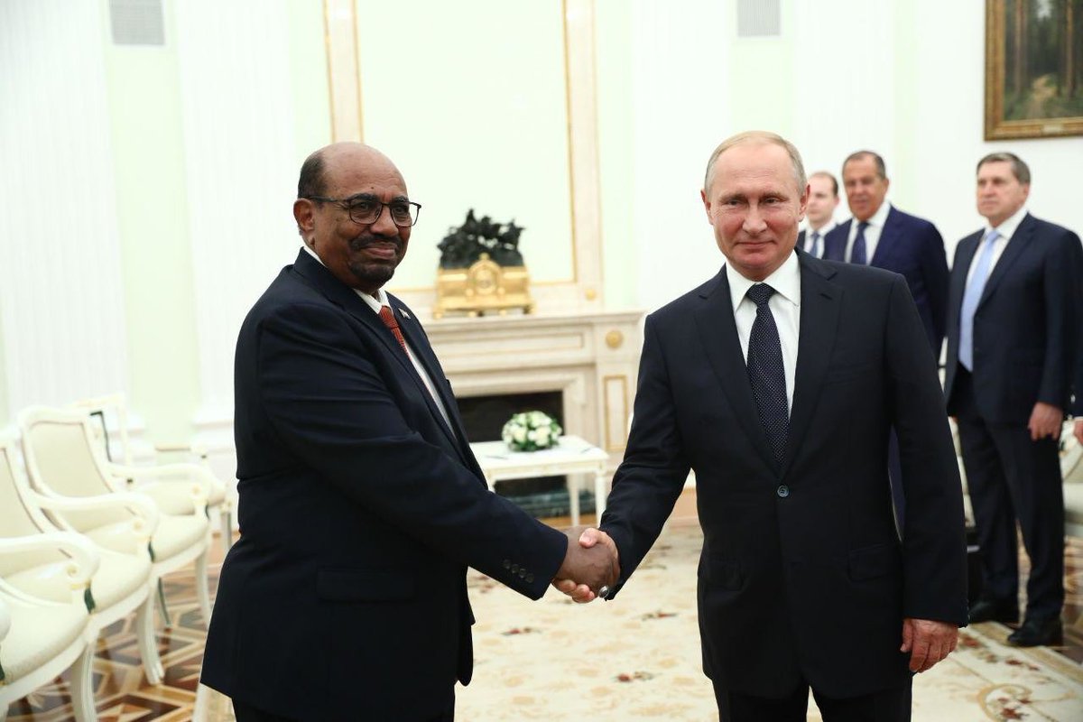 Президент Судана Омар Башир и президент России Владимир Путин. Оба в розыске за Международным уголовным судом. Первый арестован в своей стране
