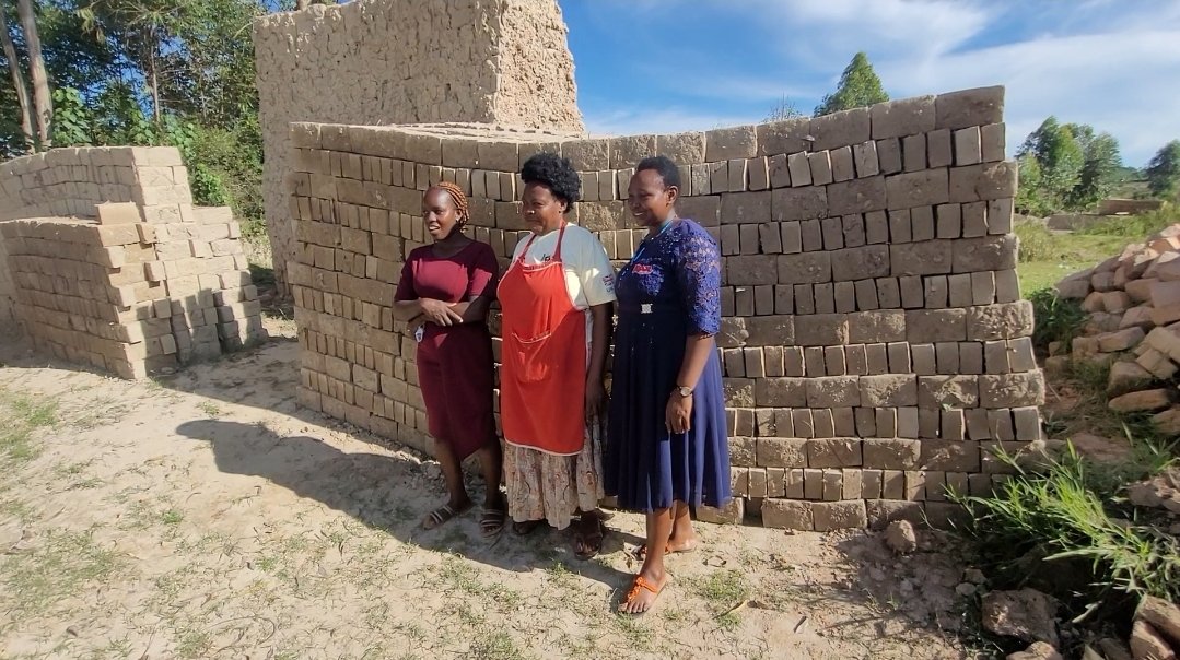 RobHavard1's tweet image. Wow. What an incredible week. Learning about the amazing work of @LizzieHarrop supporting this incredible school through @Unity15Strength Nurse Sheba, Teacher Sarah and Teacher Annette , 3 amazing women working together on this community brick making project.