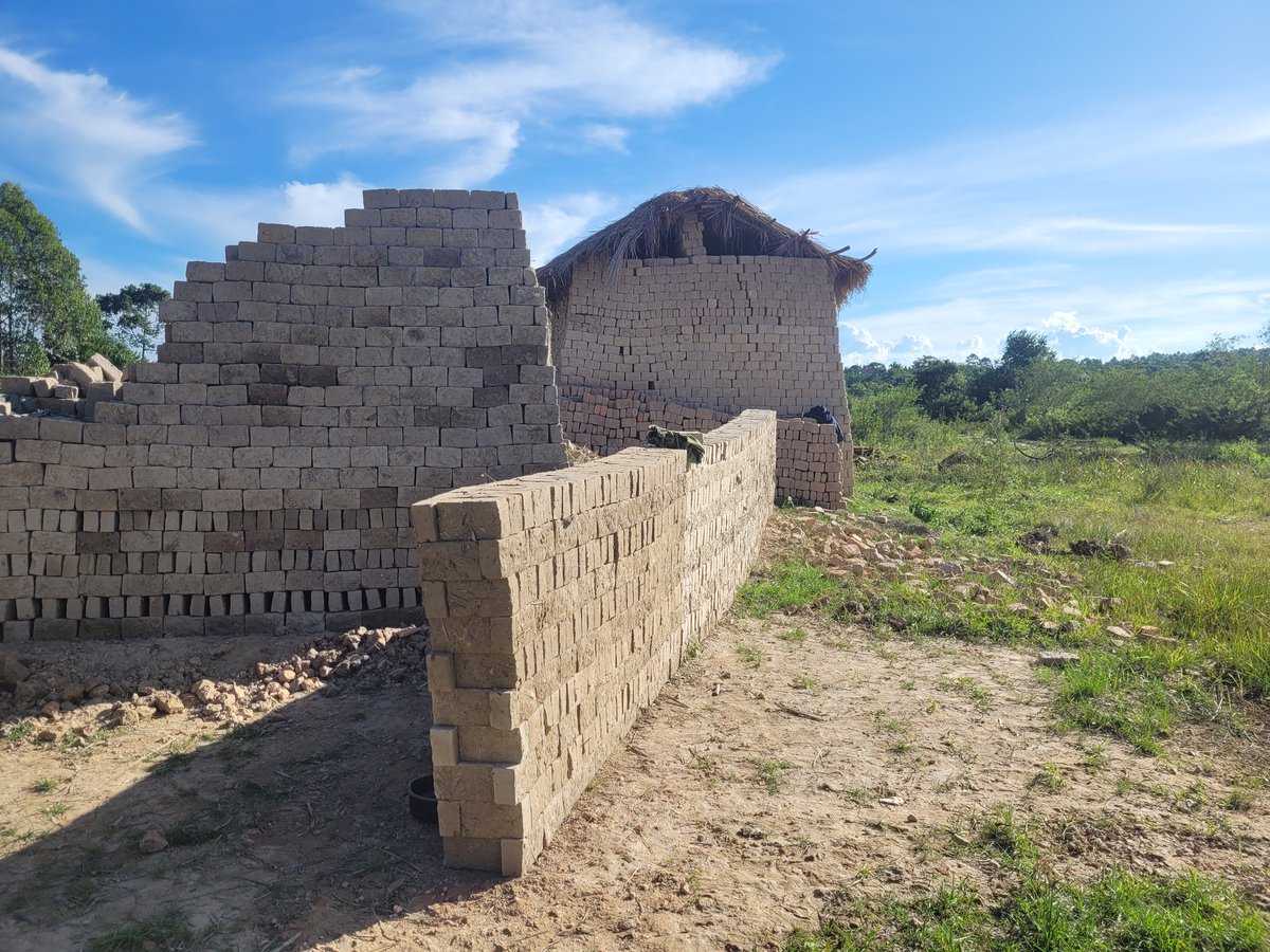 RobHavard1's tweet image. Wow. What an incredible week. Learning about the amazing work of @LizzieHarrop supporting this incredible school through @Unity15Strength Nurse Sheba, Teacher Sarah and Teacher Annette , 3 amazing women working together on this community brick making project.