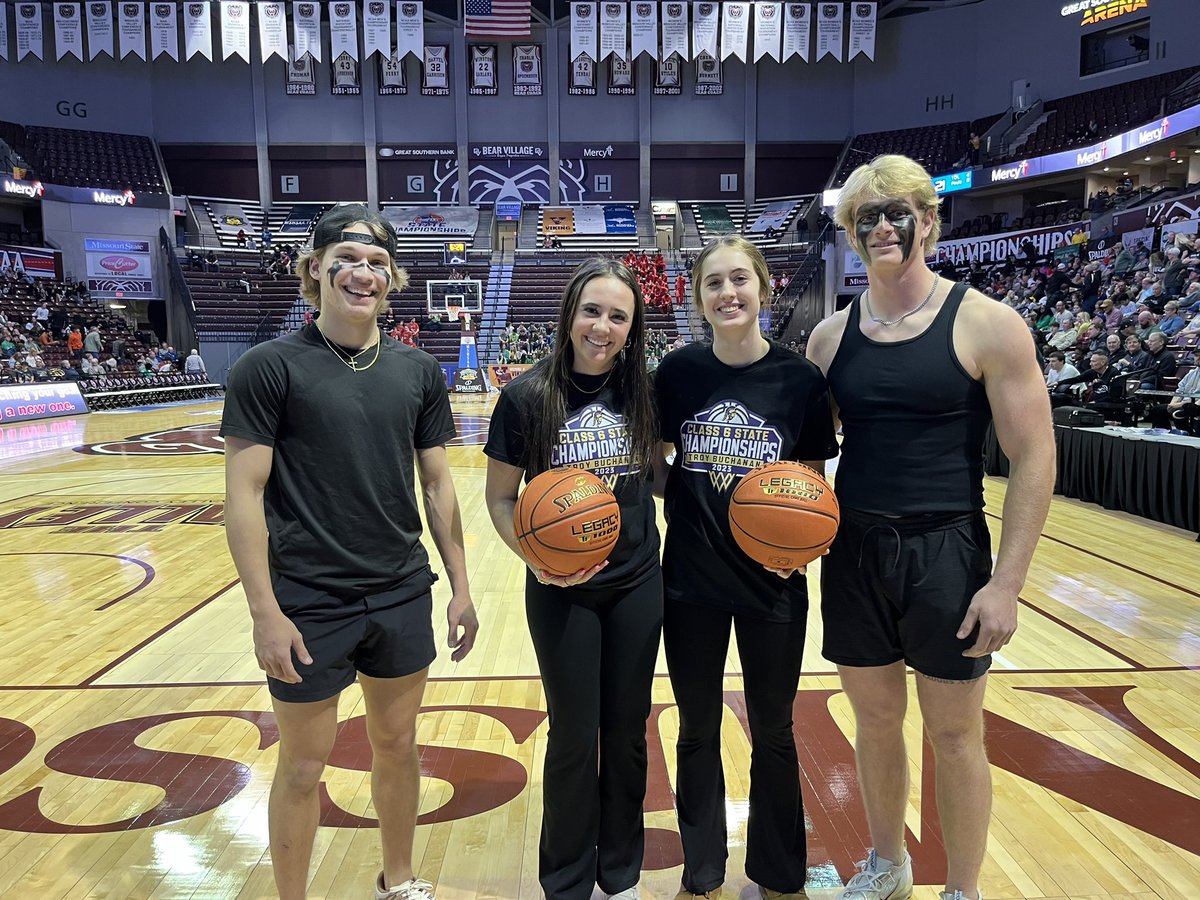 J_SMITH_ENT's tweet photo. Our halftime Tic Tac Toe Champions! Way to represent Trojan Nation! https://t.co/FpCxIgvadW