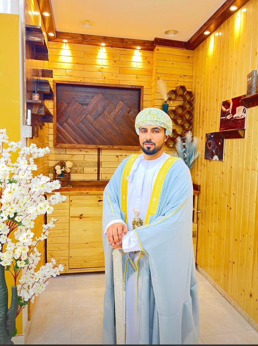 asaherr2008's tweet photo. كلَّما شرفتني الأقدار والتقيتُ بإخواني استشعرتُ ضآلتـي التي لا تَكْثرُ إلاّ بهم ، ولا تكْبرُ إلاَّ بالاتكاء على شموخهم
وبمجيئ الأفراح بعقد قرآن أخي إدريس هلّتْ بألوانه ومكارمه ليطرِّز الفرحة من جديد

عمّت أيامك بالأفراح ومبارك عليك عقد قرانك https://t.co/nUFBGDmG2O