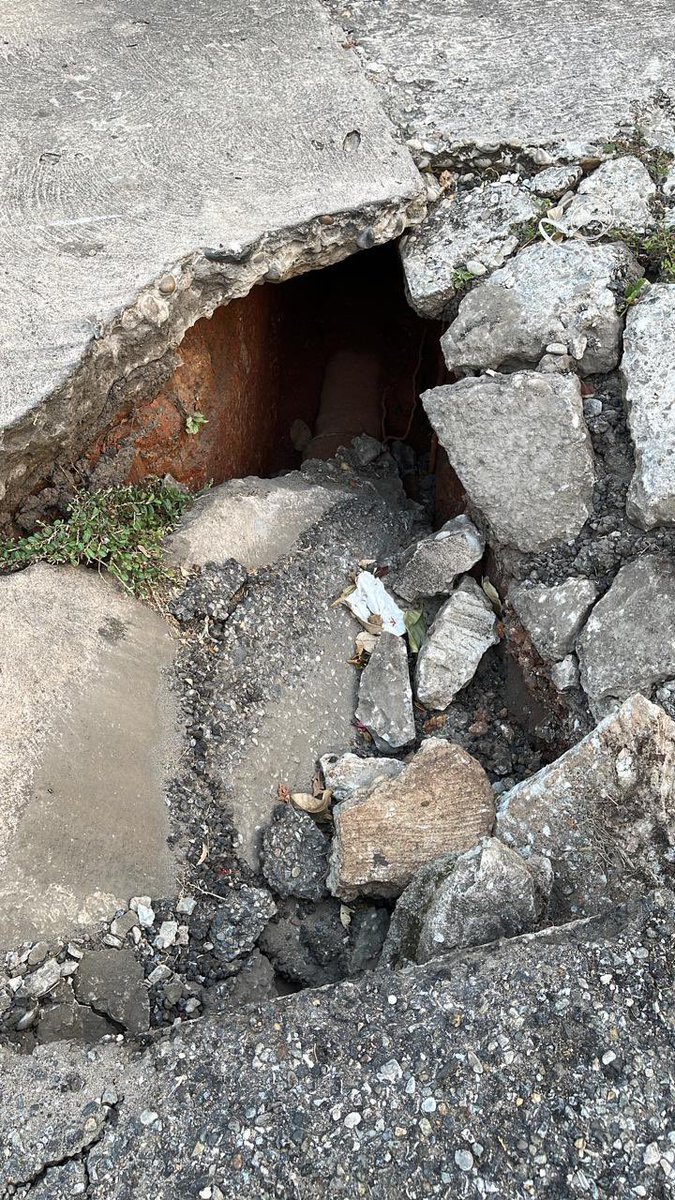 FFramboyanes's tweet photo. @GobCentro @YolandaOsunaH necesitamos su apoyo para la reparación de este Socavon en el Fracc. Framboyanes. Ya pasaron más de seis meses. Nos preocupa que alguno de nuestros niños caiga dentro del agujero. URGENTE REPARARLO.

@xevtfm
@XEVATabasco @XHVXTabasco
@Ssalud_Tab https://t.co/0Q0mtTGZuy