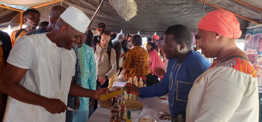 #KAFI_Savon_Bio 100% naturel Made in Guinea 
En direct de la Maison des Jeunes de Nongo 
Lancement officiel de la deuxième édition du Forum Communal des jeunes de Ratoma Focora  sous le thème : Jeunesse, industrie Culturelle et Créative 
#CeCi_FLEP  
#dcj_ratoma