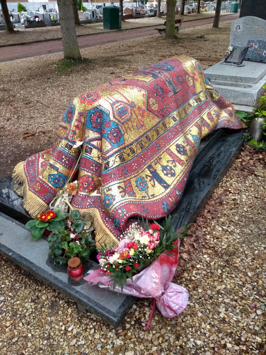 JamesLucasIT's tweet photo. Progettata dello scenografo Ezio Frigerio e realizzata dallo Studio Akomena di Ravenna, la tomba di Nureyev è un mosaico che raffigura un “kilim kazako”, un tappeto pregiatissimo molto amato dal celebre ballerino che viene tessuto come un arazzo.

La tomba si trova nel cimitero ortodosso di Sainte-Geneviève-des-Bois, a pochi km da Parigi.