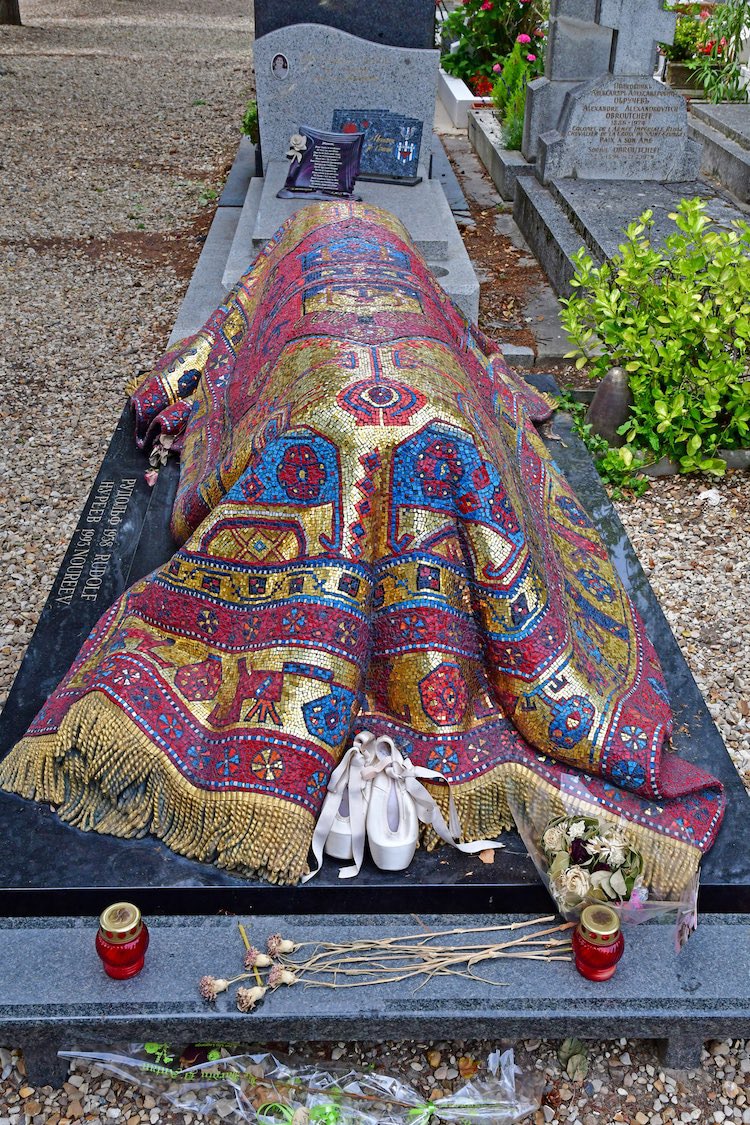 JamesLucasIT's tweet photo. Progettata dello scenografo Ezio Frigerio e realizzata dallo Studio Akomena di Ravenna, la tomba di Nureyev è un mosaico che raffigura un “kilim kazako”, un tappeto pregiatissimo molto amato dal celebre ballerino che viene tessuto come un arazzo.

La tomba si trova nel cimitero ortodosso di Sainte-Geneviève-des-Bois, a pochi km da Parigi.