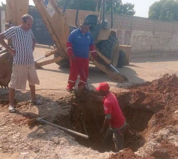 PsuvSF's tweet photo. En el marco del Plan -Fugas +Agua, el equipo de @Hidrolago repara filtración en la comunidad Polar  Fe y Alegría, 
Junto a la UBCH, en beneficio de la población 

¡Vamos rumbo al cumplimiento de las 7 líneas estratégicas dictadas por el Pdte. @NicolasMaduro #ChavezHechoMillones https://t.co/bhgzY5zFpN