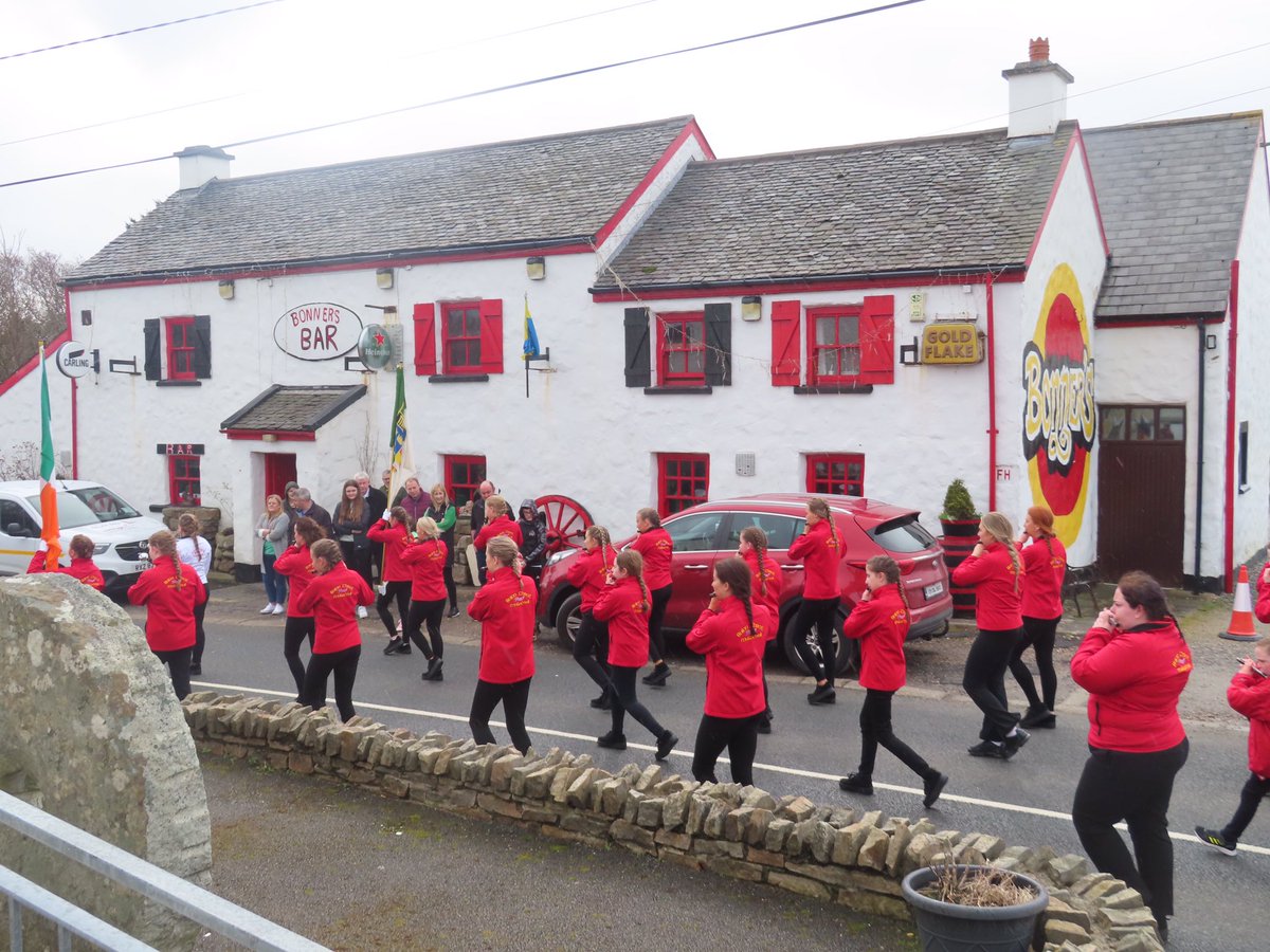wildswimmer67's tweet photo. Moments in Mullaghduff today in #DonegallabouttheLight 🎼🍀 #StPatrickDay #StPatricksDay2023 #donegal #ireland #mullaghduff #bonnersbar @Donegal_ie @donegaldiaspora @visit_donegal @TourismIreland @GoToIreland @idonegal_ https://t.co/KndbCjXGSn