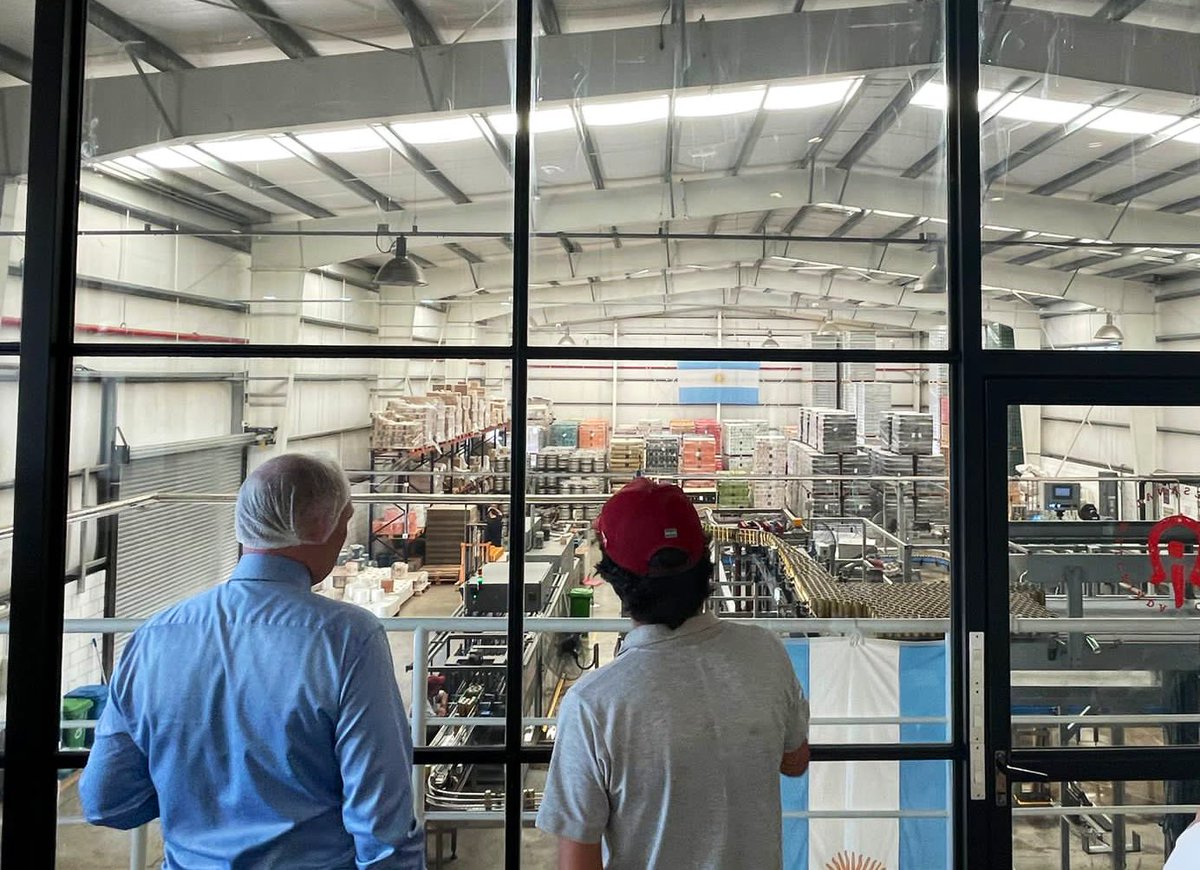 IrlEmbArgentina's tweet photo. 1/2 Encantados de tener la oportunidad hoy en #SanPatricio de acompañar al Attorney General de Irlanda, Rossa Fanning, ver la producción artesenal de @guinnessireland acá en 🇦🇷 por la empresa argentina #Rabieta 🇮🇪☘️🇦🇷 https://t.co/OvSFFv5fr8