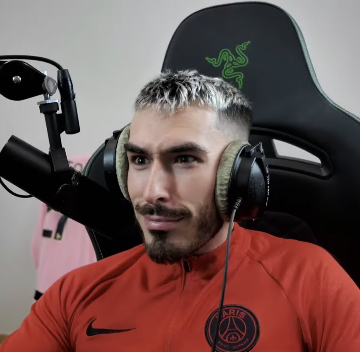 Kuroashiii_'s tweet photo. THREAD: Toutes les refs de Pfut aka le meilleur streamer de France 

(@PFut10) https://t.co/rWWnVgJSmH
