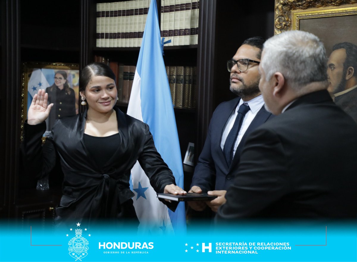 CancilleriaHN's tweet photo. 🎼🎤🎨| El Canciller @EnriqueReinaHN juramentó a la cantante @CesiaSaenzOfic, como Embajadora Honoraria del Arte y la Cultura de Honduras en los Estados Unidos Mexicanos, en reconocimiento a sus méritos en el mundo artístico y su carisma a nivel social. https://t.co/j3PPXIq3bE