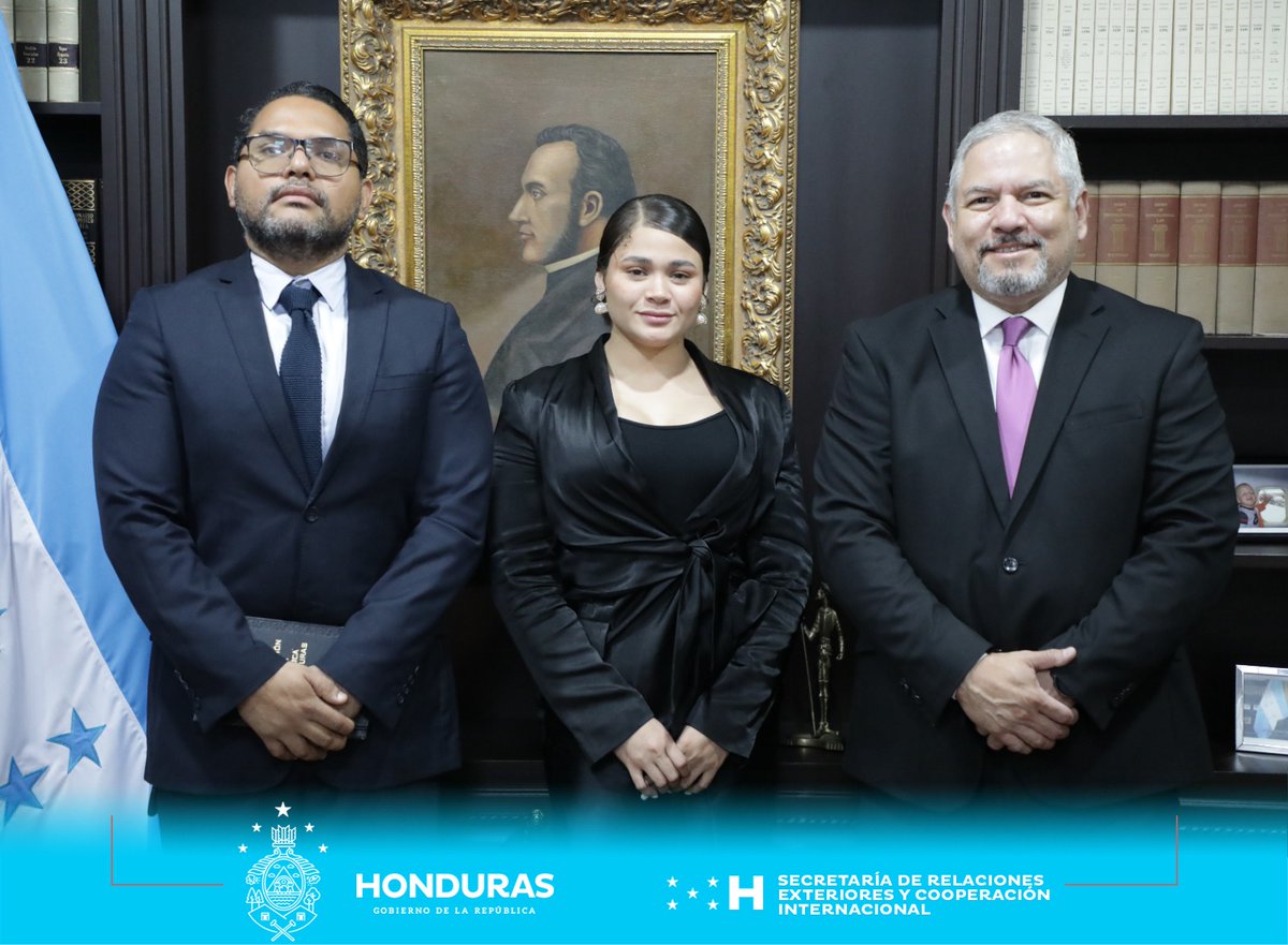 CancilleriaHN's tweet photo. 🎼🎤🎨| El Canciller @EnriqueReinaHN juramentó a la cantante @CesiaSaenzOfic, como Embajadora Honoraria del Arte y la Cultura de Honduras en los Estados Unidos Mexicanos, en reconocimiento a sus méritos en el mundo artístico y su carisma a nivel social. https://t.co/j3PPXIq3bE