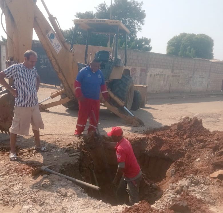 PsuvSF's tweet photo. En el marco del #1x10DelBuenGobierno el equipo de @Hidrolago repara filtración en la comunidad Polar  Fe y Alegría, 
Junto a la UBCH, en beneficio de la población 

¡Vamos rumbo al cumplimiento de las 7 líneas estratégicas dictadas por el Pdte. @NicolasMaduro #ChavezHechoMillones https://t.co/cVts3gvvSZ
