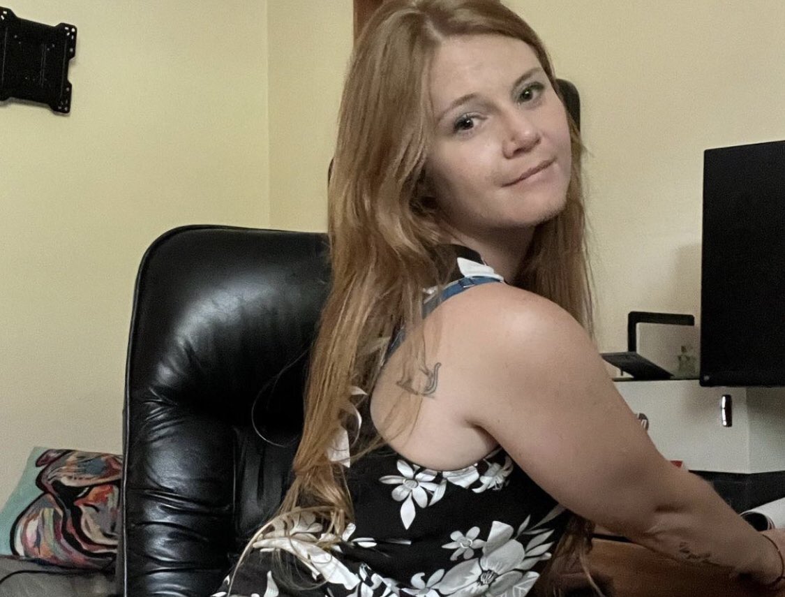 ClayeNora's tweet photo. Good afternoon everyone,going to get something for lunch. Hope I look good 😊 https://t.co/vfeputHalV