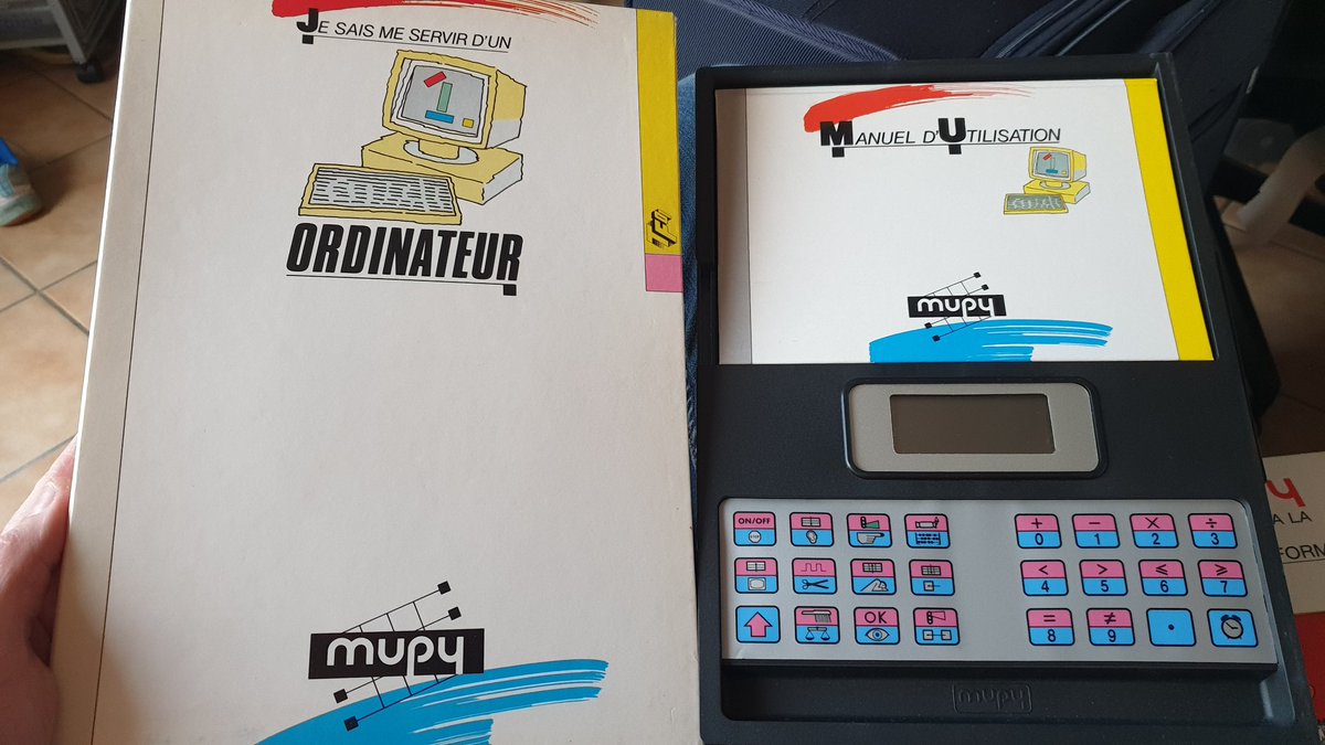 Bombe <a href="/PhilDubPrez/">Philippe Dubois, Association MO5, Président</a> !
Du plus loin que je me souvienne, j'ai pianoté sur cette petite "machine" vers l'âge de 6 ans. Aujourd'hui, j'ai eu la chance de retrouver le kit complet avec tous les bouquins sur le boncoin et dans un état très proche du neuf !
L'ensemble est sorti en 1985.
