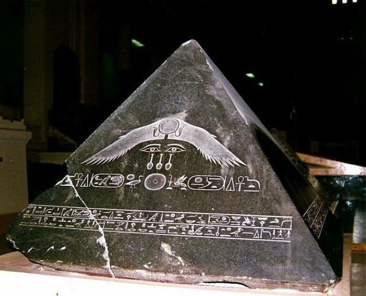 One of the few surviving intact Egyptian Pyramid Capstones  😳😱😎

#egyptianmuseum #history #historylovers #historymatters #historyfacts #ancient #ancientegypt #archaeology #archaeologist #museum #capstone #artifacts #artifact