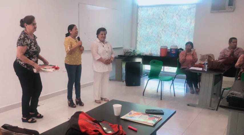 La Directora General de Desarrollo Curricular, Mtra. María del Rosario Ramírez Hernández, imparte la conferencia "Marco Legal que Rige a la Educación" a supervisoras, directoras, y directores del #Sector13 #Huejutla
<a href="/natycastrejonv/">Naty Castrejón</a> 
#PrimeroLaEducación