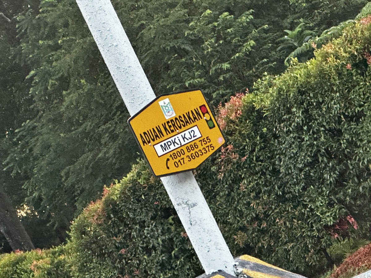 HezeriSamsuri's tweet photo. Call la nak ngadu traffic light rosak.
1800 number tu, masuk mesin, senyap. 
017 tu, tk jawab, lepas tu Peti Simpanan Suara dah penuh. 

Aku text lah. Tak jawab.

So apa fungsi papan tanda ni sebenarnya? https://t.co/SknVWC0NiK