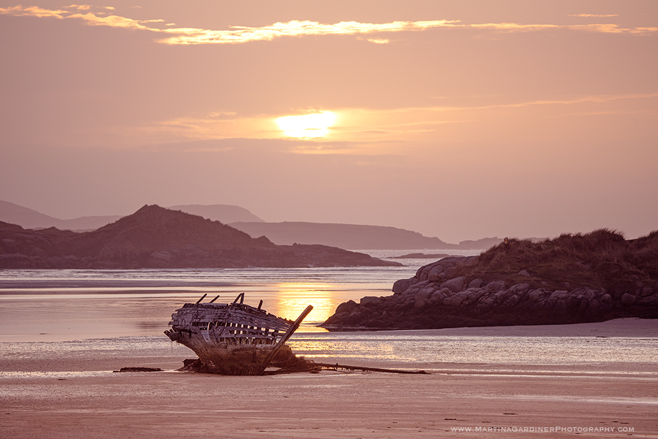 A beautiful show of light yesterday evening  over the iconic Bád Eddie, Bunbeg #Donegal