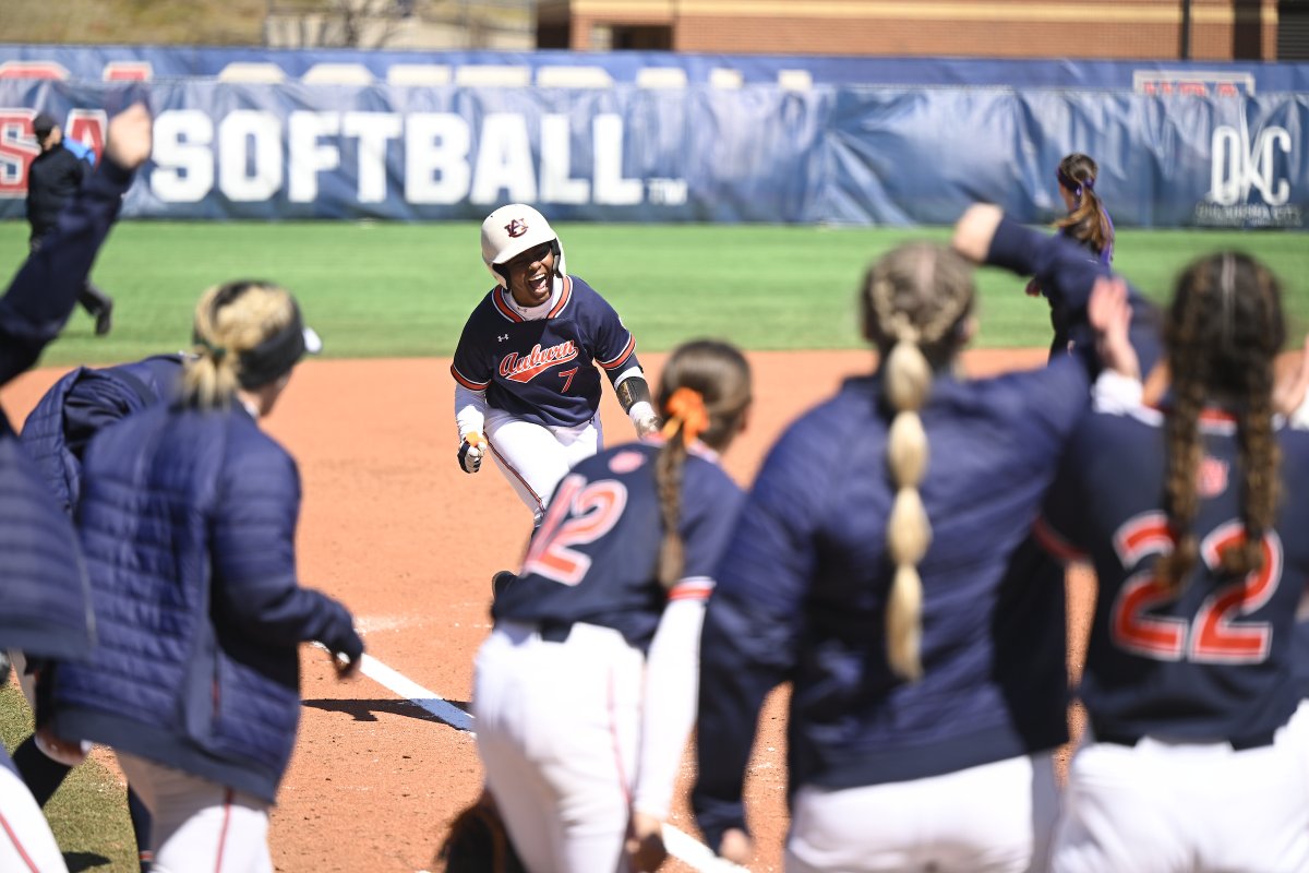 AuburnSoftball's tweet photo. Like a good neighbor, Denver is there! 

#WarEagle | @denverbryant25 https://t.co/2rbbZAiYAb
